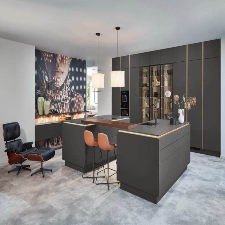 Designerküche in Anthrazit Designerküche in Anthrazit mit Kochinsel, Bartresen und beleuchteten Glasvitrinen – Küchenstudio Magdeburg