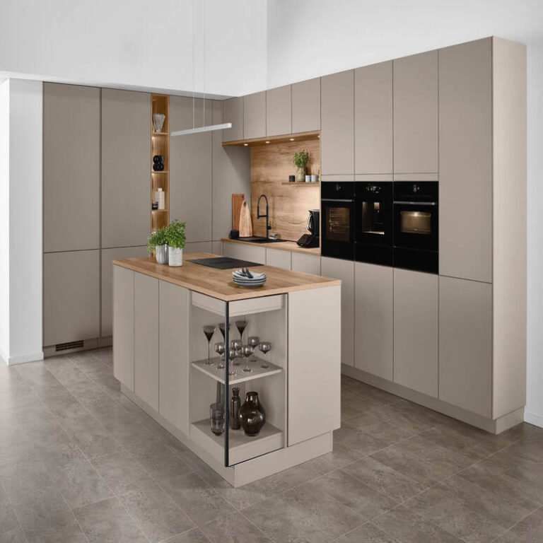 Beige Küche mit Kochinsel Küche in Kaschmir-Beige mit Kochinsel, Holzarbeitsplatte und offenem Regal – Küchenstudio Magdeburg
