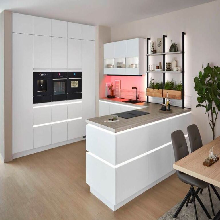 Weiße Küche mit beleuchteter Insel Moderne grifflose Küche in Weiß mit beleuchteter Kochinsel und Kräuterregal – Küchenstudio Magdeburg