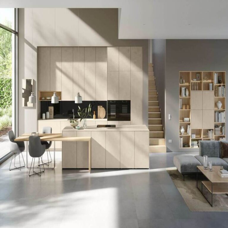 Offene Küche mit Wohnbereich Offene moderne Küche in Beige mit Kochinsel, Essplatz und angrenzendem Wohnbereich – Küchenstudio Magdeburg