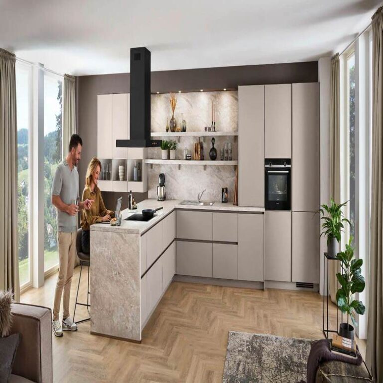 Großzügige Küche mit Kochinsel – Küchenstudio Magdeburg Großzügige helle Küche mit Kochinsel in Steinoptik, ein Paar kocht gemeinsam